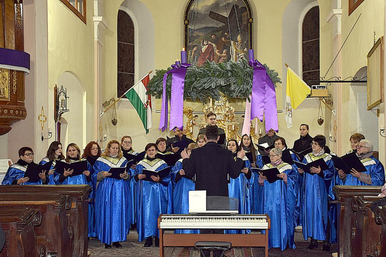 Szent Anna Kórus Karácsonyi hagyományos adventi hangversenye Szanyban..