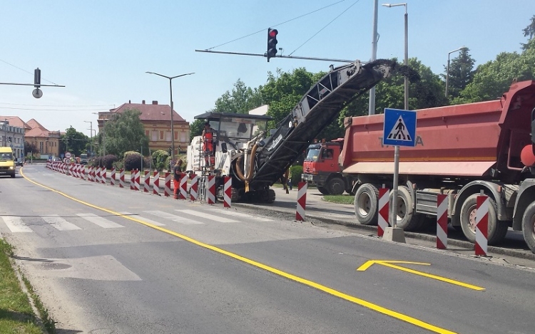 Két sávon torlódik a forgalom Csorna központjában