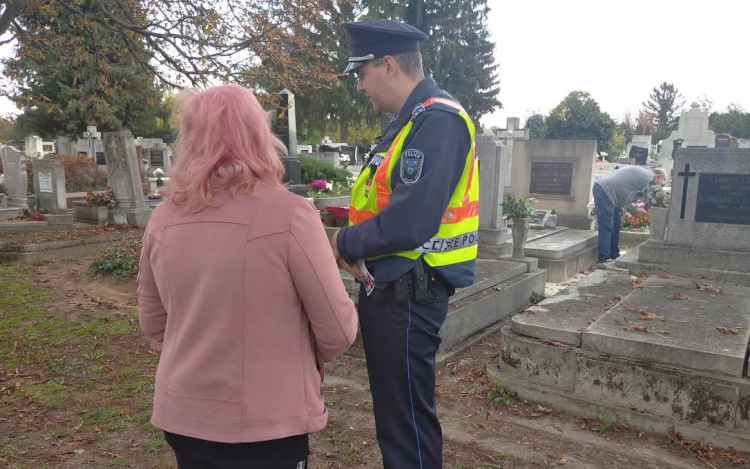 Hosszabb temetői nyitvatartás, fokozott rendőri jelenlét a hosszú hétvégén