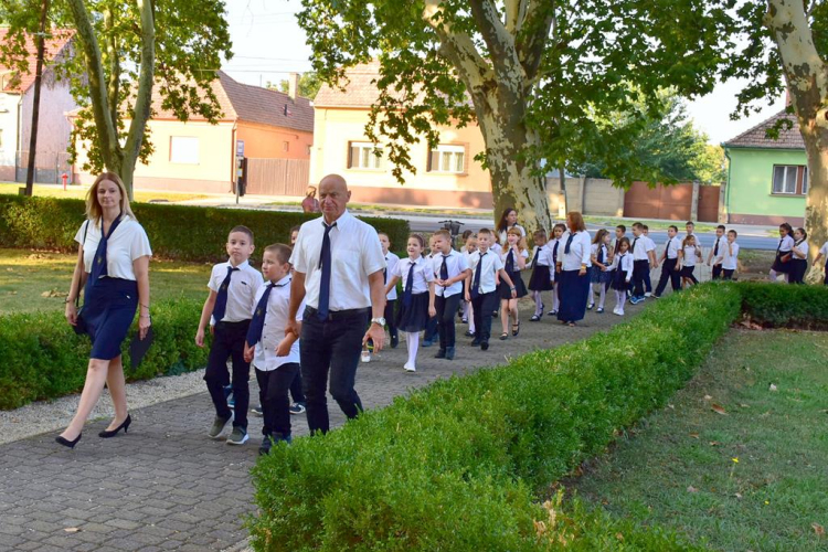 Szany Nagyközségben is megkezdődött az iskolai év Veni Sancte szentmisével a Szent Kereszt megtalálása templomban.