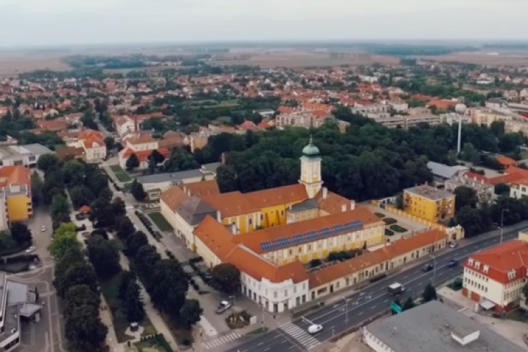 Egyidősek vagyunk a várossal