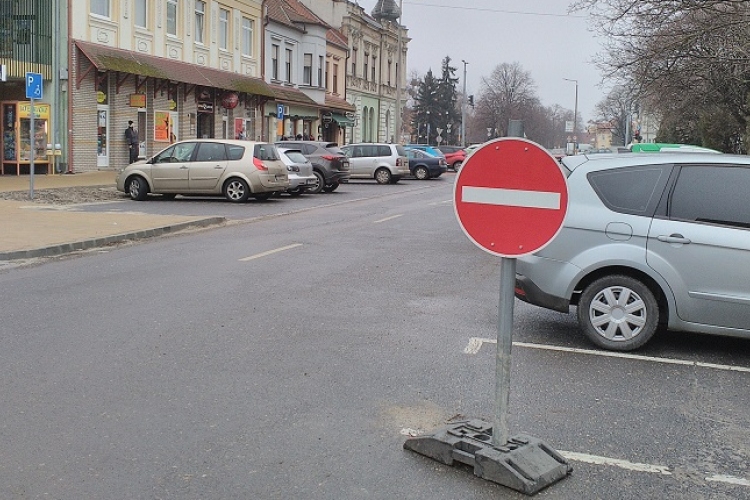 Egyirányú marad-e Csornán az áruház előtti tér?