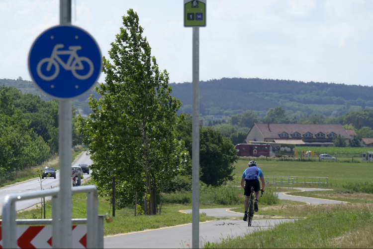 Átadták a Budapest-Balaton kerékpáros útvonal első szakaszát