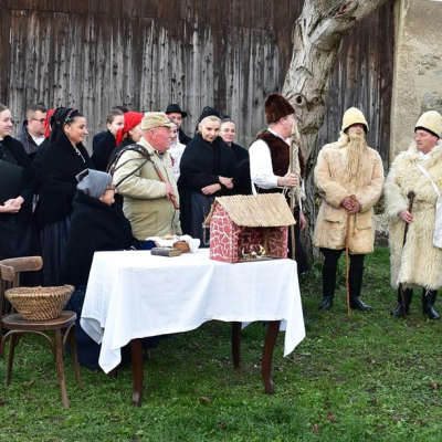 Népdalok és szanyi bötlehemes a szanyi tájházban.