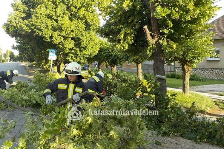 Viharkárok, tűzesetek és balesetek adtak munkát a megye tűzoltóinak a múlt héten