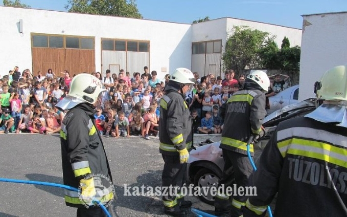 Nyílt napon ismerkedtek a kapuvári gyerekek a tűzoltók munkájával