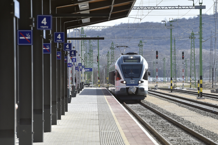 A hosszú hétvégéhez igazodva közlekednek a MÁV-Volán-csoport járatai