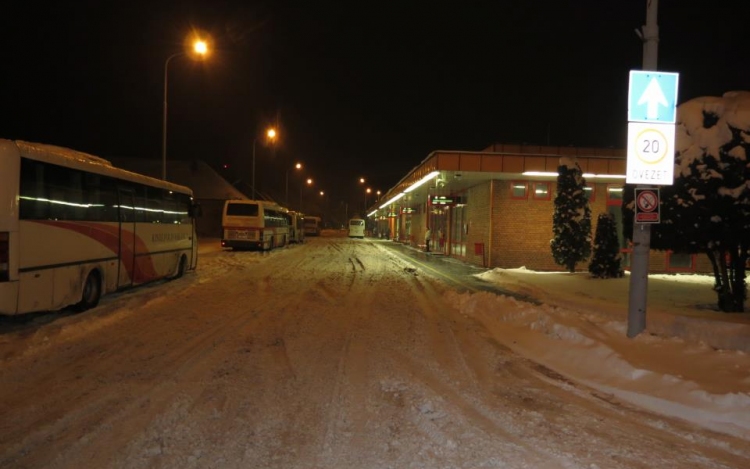 A buszok és a vonatok is nehezen haladnak a hófúvásban