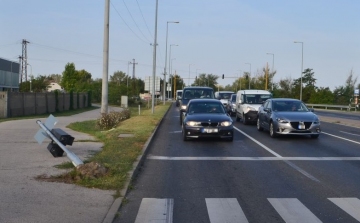 Kidöntötte a rendőrlámpát és továbbhajtott