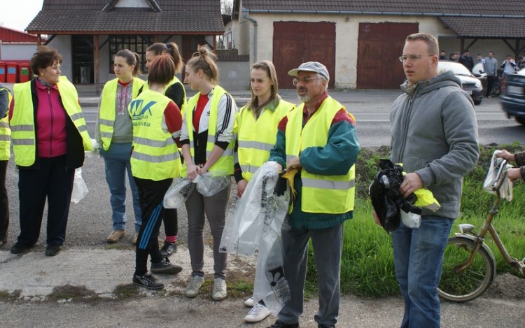 Szemetet szedtek a szilsárkányiak a Föld Napja alkalmából