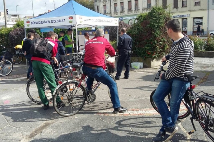 Házhoz jöttek a rendőrök Csornán