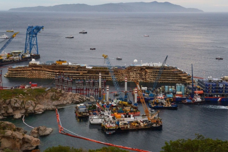 Costa Concordia - Szerdán kezdik el a tengerjáró roncsának vontatását