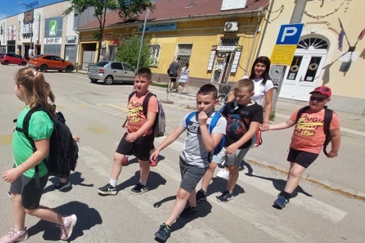 Városi sétával tanulják a gyerekek a biztonságos gyalogos közlekedés szabályait Csornán