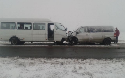 Ködös idő és csúszós útak nehezítik a közlekedést a megyében