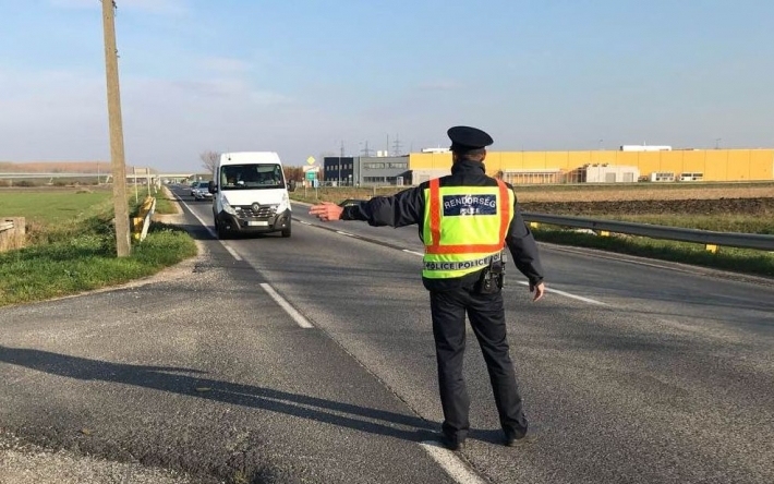 Most ajándékot és tanácsot adtak Csornán a rendőrök