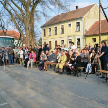 Műsor és fogadás az ünnepi szentmise után Szanyban