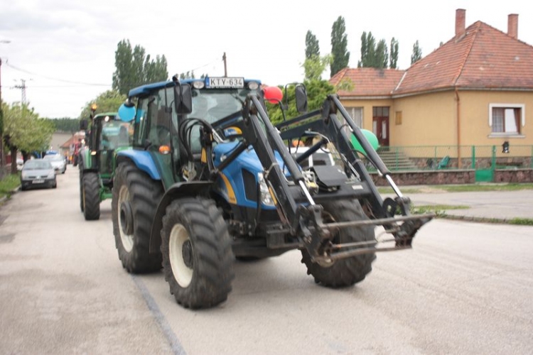 Csukás ballagók traktoros felvonulása Csornán