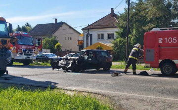 Frontálisan ütközött egy személyautó és egy teherkocsi Csornán az egykori határőrlaktanya előtt