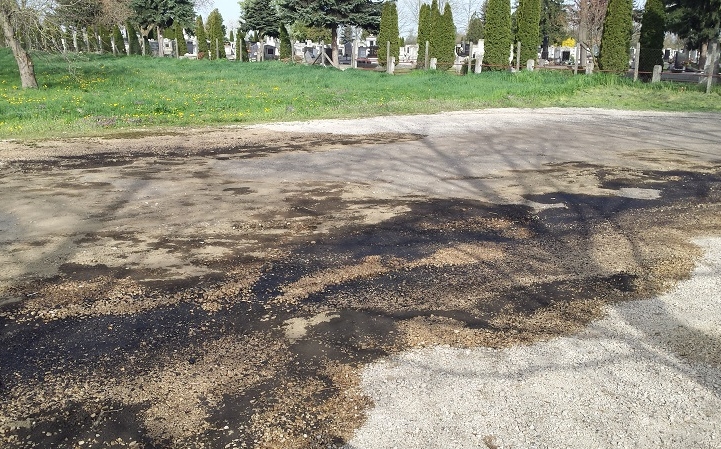 Ismeretlen tettes követte el az Őrangyal temető parkolójában az olajszennyezést