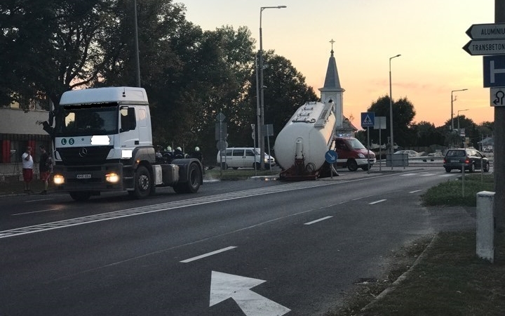 Leszakadt tartálykocsi és kifolyt olaj okozott torlódást Csornán