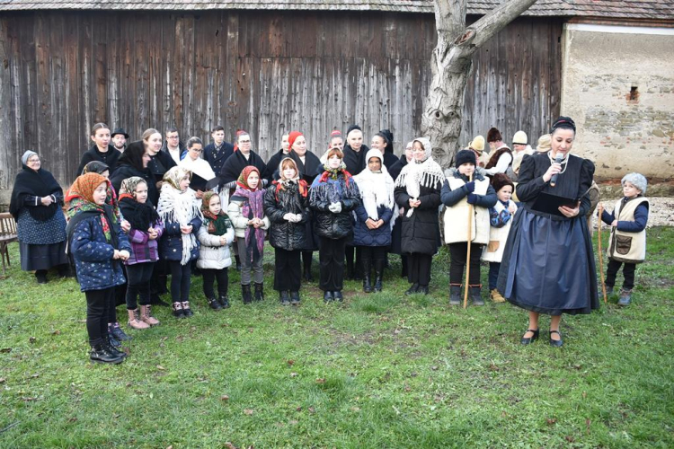 Népdalok és szanyi bötlehemes a szanyi tájházban.