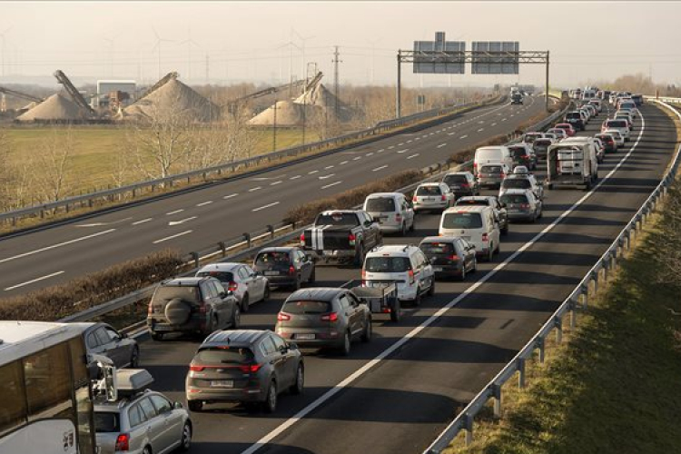 Hétfőtől elérhetőek a 2021-es éves autópálya-matricák