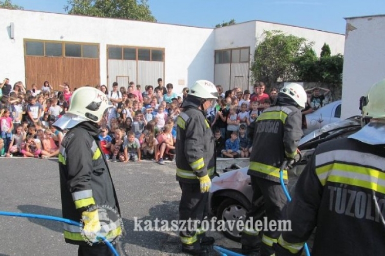 Nyílt napon ismerkedtek a kapuvári gyerekek a tűzoltók munkájával