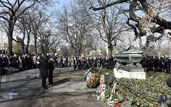 Arany János-emlékév - a magyar nemzeti identitástudat kútforrása a költő