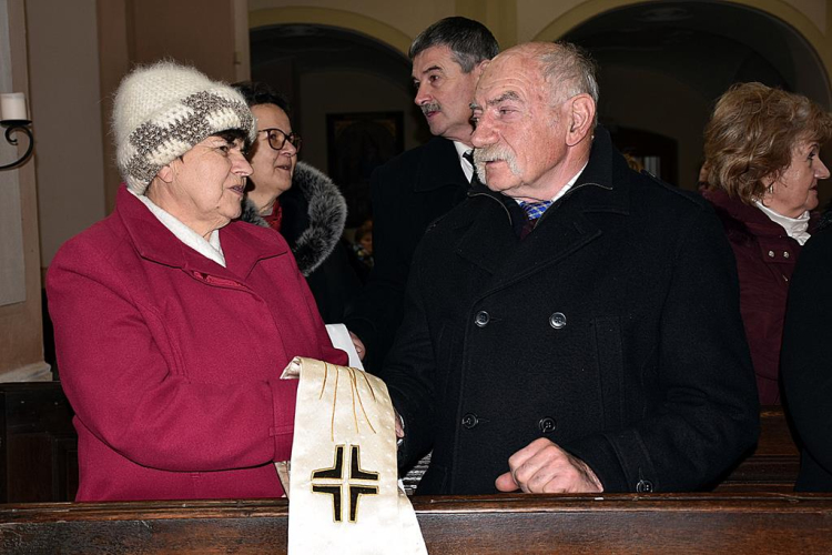 Jubiláló házaspárok ünnepi szentmiséje Szanyban.