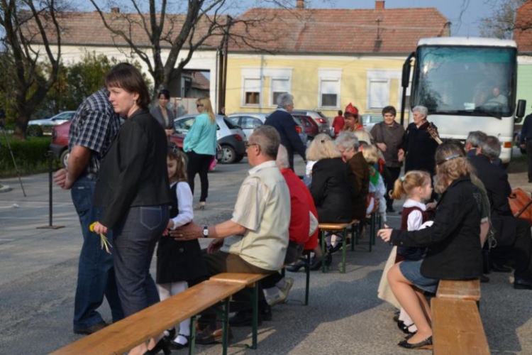 Műsor és fogadás az ünnepi szentmise után Szanyban