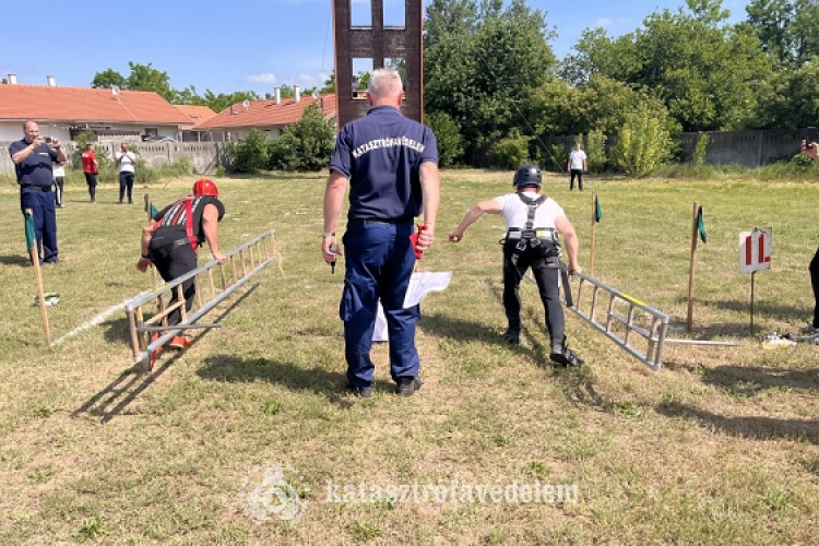 Hivatásos tűzoltók megyei versenye