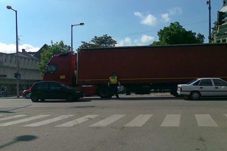 Lezártak két sávot Csorna belvárosában, nagy dugók lesznek 2 hónapig