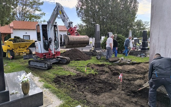 Társadalmi munkában építettek járdát a temetőben Rábatamásiban