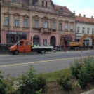 Lezártak két sávot Csorna belvárosában, nagy dugók lesznek 2 hónapig