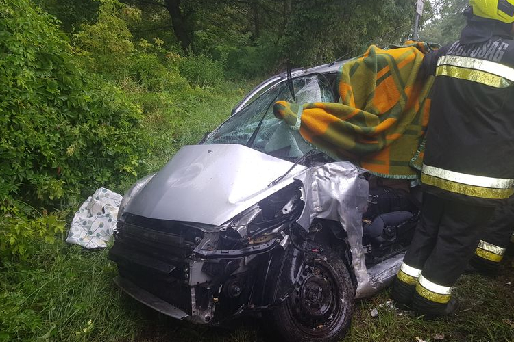 Autóbusz és személyautó ütközött a 71-esen, egy ember meghalt