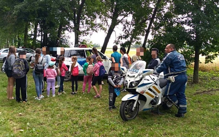 Rendőrök vendégeskedtek a szanyi gyermektáborban