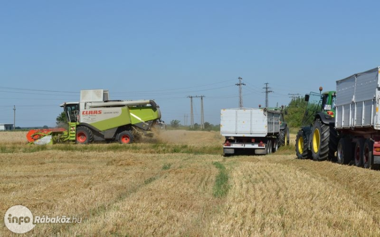 Aratás előtti gépszemle Kónyban