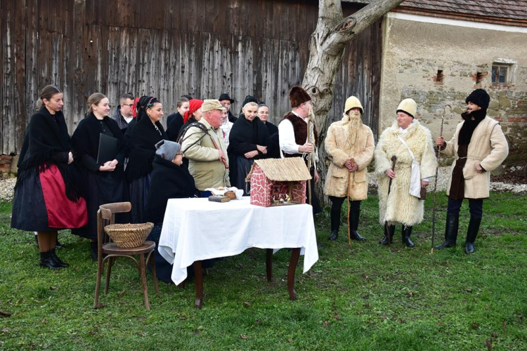 Népdalok és szanyi bötlehemes a szanyi tájházban.