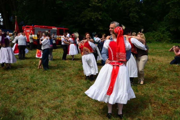 Hagyományos búcsúval egybekötött falunap Szanyban. (Zászlófelvonás, szentmise és világi búcsú megnyitása)