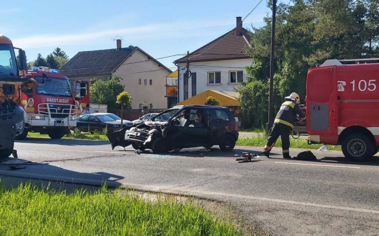 Frontálisan ütközött egy személyautó és egy teherkocsi Csornán az egykori határőrlaktanya előtt