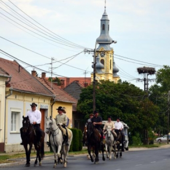 Lovastúra táncosokkal, szanyi előadással.