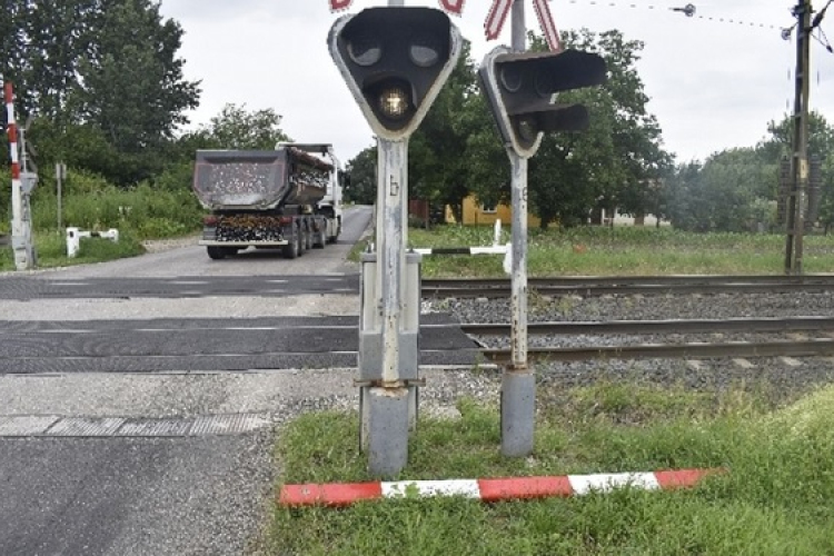 Megint egy autós, aki letörte a sorompórudat, de gyorsan továbbállt