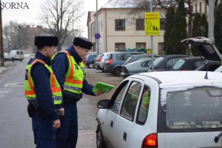 Hasznos tanácsokat és ajándékot kaptak az autósok