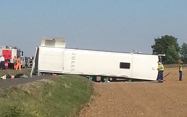 Két halálos áldozata van a győri kosarasok balesetének Kapuvár mellett