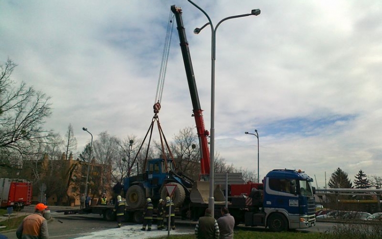 Leesett egy homlokrakodó a szállítóról, hatalmas dugó Csornán